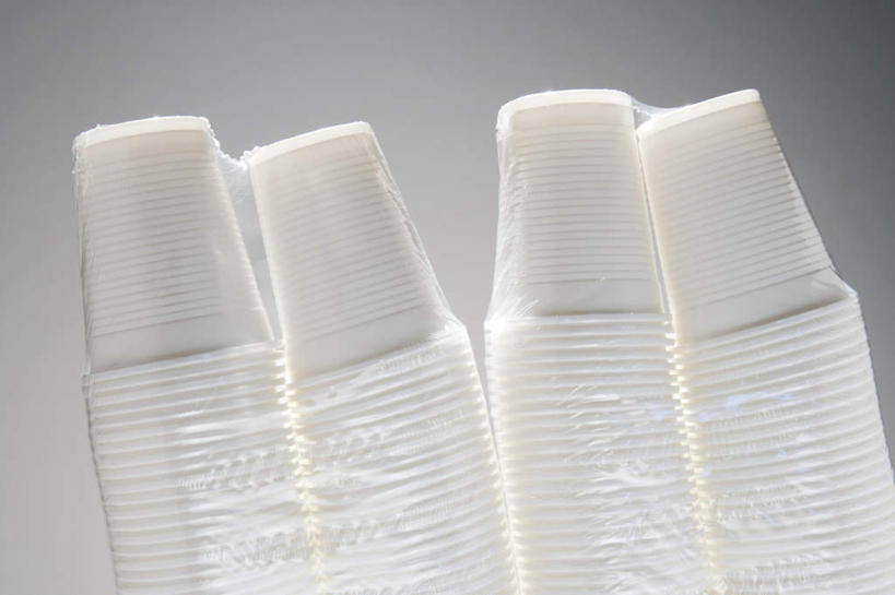 无人,横图,室内,特写,白天,正面,静物,杯子,一排,许多,灰色背景,整齐,并列,并排,很多,排列,纸制品,摄影,影棚,纸杯,堆,队列,一次性杯子,平行,彩图,影棚拍摄,拍摄