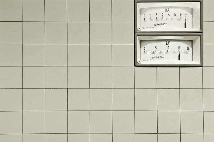 无人,横图,室内,特写,白天,正面,静物,标志,瓷砖,数字,文字,字符,墙,指针,标识,墙壁,墙面,阿拉伯数字,仪表盘,彩图