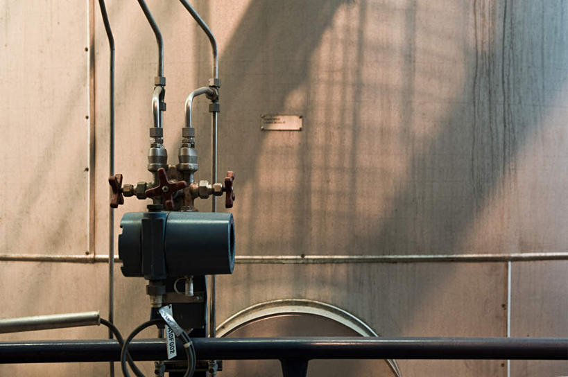 无人,工厂,横图,室内,白天,正面,雾,阴影,沸腾,环保,朦胧,模糊,反射,蒸汽,水龙头,影子,墙,水蒸气,雾气,开关,墙壁,墙面,打开,能源,回收,气体,阀门,资源,开启,利用,低碳,循环,蒸发,水咀,持续,彩图,工地,制造厂