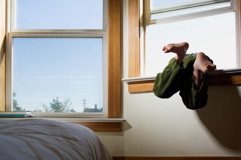 西方人,儿童,腿部,脚,脚趾,脚趾甲,腿,一个人,攀登,横图,室内,白天,纯洁,窗户,床,卧室,欧洲,欧洲人,仅一个男性,仅一个人,双人床,床单,光脚,被子,玻璃窗,小孩,背面,蓝色,蓝天,天空,天,仅一个小孩,赤脚,可爱,童年,童趣,晴朗,被单,童真,烂漫,无邪,万里无云,天真,危险,男孩,男人,男性,白种人,孩子,脚指甲,晴空,晴空万里,攀爬,半身,彩图,睡房,卧房,攀缘,男生