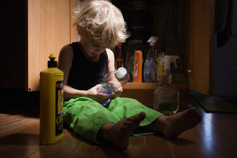 西方人,儿童,腿部,脚,脚趾,脚趾甲,腿,一个人,客厅,坐,横图,室内,白天,正面,纯洁,地板,欧洲,欧洲人,仅一个男性,仅一个人,许多,握,阴影,服装,朦胧,模糊,反射,影子,墙,地面,拿,拿着,注视,休闲装,光脚,木地板,墙壁,墙面,小孩,衣服,白色,瓶子,塑料制品,低头,观察,看,仅一个小孩,休闲,赤脚,休闲服,塑料瓶,可爱,童年,童趣,握着,服饰,观看,洗洁精,察看,起居室,关注,童真,烂漫,无邪,客堂,天真,男孩,男人,男性,白种人,孩子,脚指甲,坐着,彩图,全身,男生