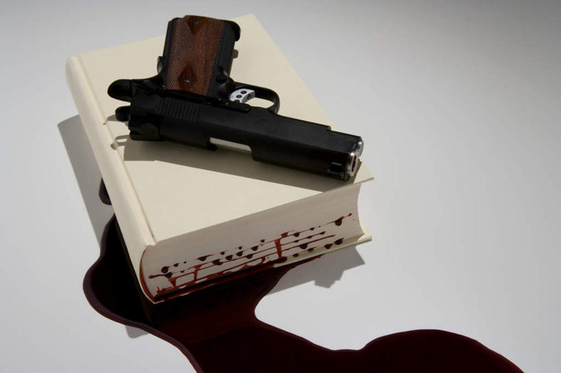 无人,横图,俯视,室内,特写,白天,白色背景,看书,阅读,竞争,桌面,桌子,静物,书籍,一本,对抗,学习,冲突,木制,枪支,破坏,木制品,书本,看,武器,血液,战争,读书,浏览,摄影,手枪,影棚,损坏,攻击,威胁,对立,矛盾,兵器,防御,枪械,弹夹,敌对,挫败,斗争,抗拒,抗衡,杀伤,威慑,子弹夹,危险,书,图书,彩图,高角度拍摄,影棚拍摄,拍摄