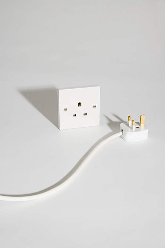 无人,竖图,俯视,室内,特写,白天,白色背景,静物,阴影,反射,电器,影子,插座,一个,白色,摄影,影棚,单个,家用电器,插线板,拖线板,电源转换器,排插,彩图,高角度拍摄,影棚拍摄,拍摄