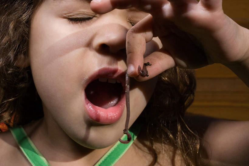 西方人,儿童,脸,头,脸颊,手,一个人,站,闭眼,横图,室外,特写,白天,正面,纯洁,野生动物,欧洲,欧洲人,仅一个女性,仅一个人,握,阴影,服装,朦胧,模糊,光线,昆虫,影子,拿,拿着,肩膀,小孩,衣服,阳光,动物,站着,张嘴,仅一个小孩,手部,可爱,童年,童趣,握着,服饰,活泼,单手,衣着,穿着,张大嘴巴,蚯蚓,童真,烂漫,无邪,衣饰,地虫,地龙,坚蚕,蛐蟮,天真,女孩,女人,女性,白种人,孩子,头部,脸部,脸蛋,面部,张开嘴,闭眼睛,闭着眼,闭着眼睛,站立,半身,彩图,女生