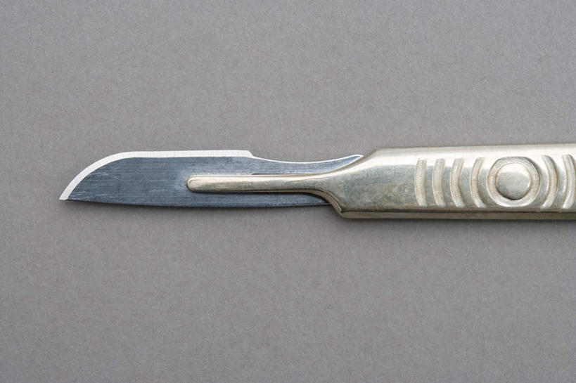 无人,横图,俯视,室内,特写,白天,纯洁,静物,阴影,灰色背景,锐利,反射,影子,银色,刀具,一个,刀,摄影,信仰,影棚,单个,锋利,手术刀,尖锐,高贵,医疗器械,尖利,雅致,犀利,厉害,医疗用具,彩图,高角度拍摄,影棚拍摄,拍摄