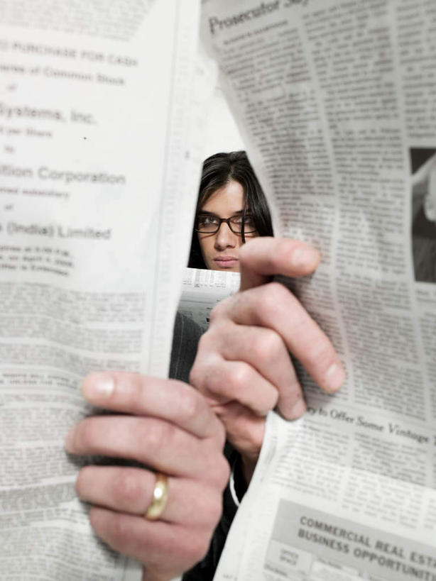 西方人,手,一个人,商务人士,商务男性,竖图,室内,特写,白天,正面,衬衫,爱情,阅读,报纸,欧洲,欧洲人,双手,仅一个男性,仅一个人,一副,握,学习,套装,眼镜,墙,浪漫,两份,注视,墙壁,墙面,装饰品,仅一个年轻男性,一个,白色,戒指,饰品,首饰,观察,看,手部,恩爱,浏览,握着,单个,观看,信物,察看,权利,关注,商务装,近视眼镜,工薪阶层,手饰,男人,男性,年轻男性,白种人,白领,上班族,半身,彩图,衬衣