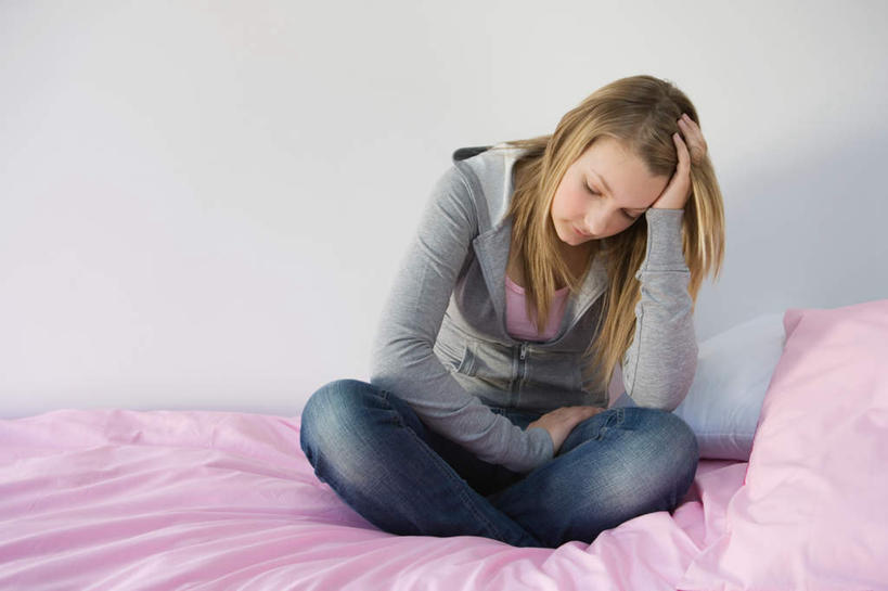 西方人,一个人,坐,盘腿,横图,室内,白天,正面,床,卧室,欧洲,欧洲人,仅一个年轻女性,仅一个女性,仅一个人,阴影,服装,裤子,反射,影子,床单,注视,牛仔裤,休闲装,被子,衣服,低头,观察,看,休闲,休闲服,服饰,单人床,观看,懊恼,烦恼,察看,被单,关注,年轻女性,女人,女性,白种人,盘腿而坐,盘膝,盘着腿的,盘着腿坐,双腿交叉,坐着,彩图,全身,睡房,卧房