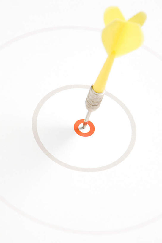 无人,竖图,俯视,室内,特写,白天,白色背景,成功,胜利,静物,飞镖,一个,黄色,摄影,影棚,单个,靶心,瞄准,镖针,飞镖运动,彩图,高角度拍摄,影棚拍摄,拍摄