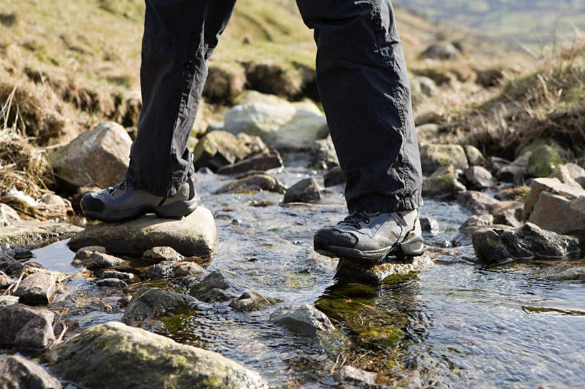西方人,一个人,站,横图,室外,特写,白天,侧面,运动鞋,河流,石头,水,鞋子,英国,欧洲,欧洲人,仅一个男性,仅一个人,仅一个中年男性,一双,阴影,波纹,裤子,光线,石子,影子,河水,水流,青苔,苔藓,涟漪,倒影,水纹,小溪,阳光,波浪,溪水,站着,休闲鞋,倒映,西欧,大不列颠,威尔士,大不列颠及北爱尔兰联合王国,水晕,大不列颠联合王国,日不落英帝国,威尔士公国,反照,斯诺登山,男人,男性,中年男性,白种人,石块,岩石,站立,半身,彩图