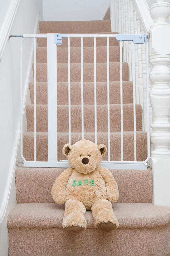 无人,栏杆,竖图,室内,特写,白天,正面,游戏,楼梯,熊,玩具,扶手,玩偶,阶梯,泰迪熊,玩,娱乐,护栏,台阶,一只,玩具熊,休闲,益智,毛绒玩具,安慰,发泄,消遣,宣泄,罗斯福熊,玩耍,嬉戏,彩图