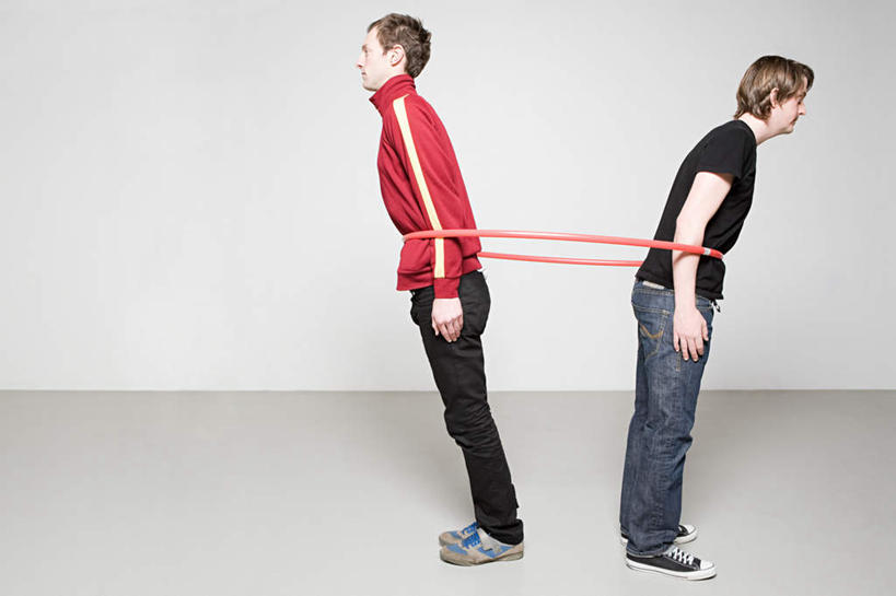 西方人,两个人,伙伴,朋友,站,拉,横图,室内,白天,白色背景,侧面,戏服,锻炼,游戏,友谊,运动,欧洲,欧洲人,表演,服装,玩,注视,休闲装,娱乐,运动器械,衣服,观察,看,站着,休闲,休闲服,健身器械,摄影,服饰,影棚,观看,活动,察看,发泄,关注,消遣,智力,呼啦圈,健身器材,角色扮演,宣泄,健身圈,演戏,体育,友情,男人,男性,中年男性,白种人,玩耍,嬉戏,站立,彩图,全身,影棚拍摄,健身,拍摄,运动器材