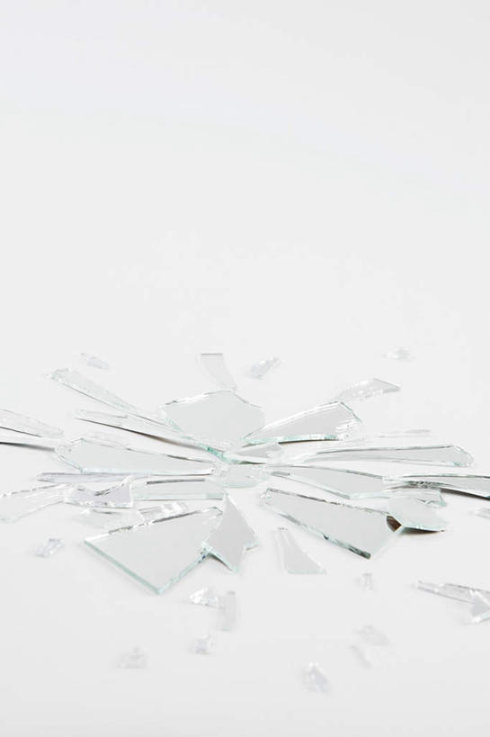 无人,竖图,俯视,室内,特写,白天,白色背景,镜子,静物,一面,阴影,破碎,反射,影子,摄影,影棚,镜像,破裂,镜面,摧毁,彩图,高角度拍摄,影棚拍摄,拍摄