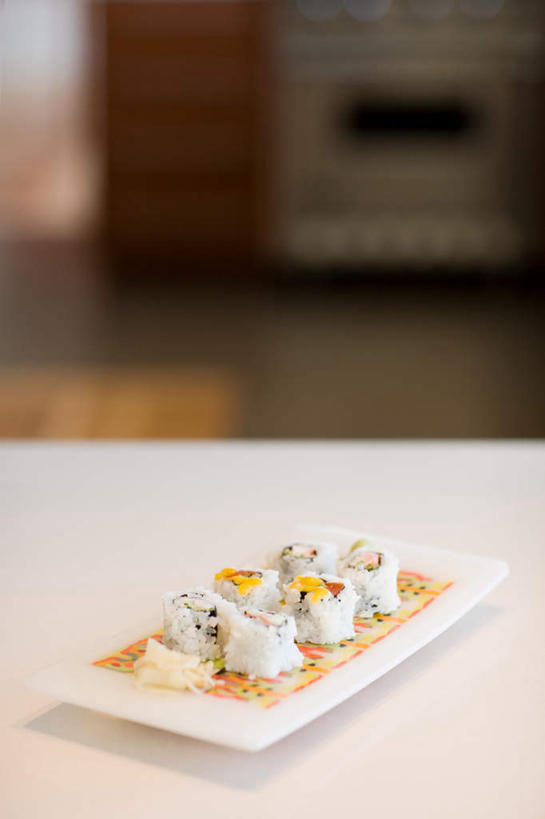 米饭,寿司,无人,竖图,俯视,室内,特写,白天,烹饪,桌面,桌子,餐具,一排,朦胧,模糊,整齐,木制,碟子,盘,日本料理,料理,食品,饭,菜肴,美食,食物,排列,盘子,木制品,碟,日式料理,日式,佳肴,五谷,队列,醋饭,四喜饭,彩图,高角度拍摄