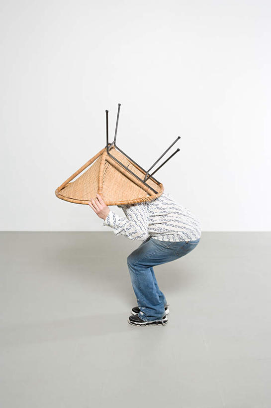 西方人,一个人,站,搬运,竖图,室内,白天,白色背景,正面,戏服,游戏,椅子,欧洲,欧洲人,仅一个男性,仅一个人,仅一个中年男性,表演,服装,裤子,木椅,玩,注视,牛仔裤,休闲装,娱乐,衣服,观察,看,站着,休闲,休闲服,摄影,服饰,影棚,观看,活动,察看,发泄,关注,消遣,智力,角色扮演,宣泄,演戏,男人,男性,中年男性,白种人,搬,玩耍,嬉戏,站立,彩图,全身,影棚拍摄,拍摄