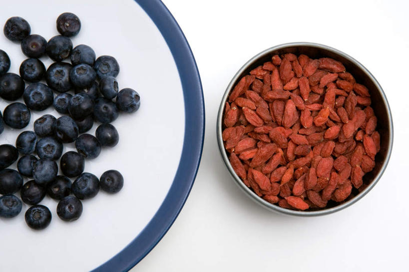 无人,横图,俯视,室内,特写,白天,白色背景,植物,桌面,桌子,浆果,蓝莓,餐具,水果,新鲜,木制,碟子,盘,陶瓷,生食,食品,果实,草药,药草,陶瓷制品,中药,食物,一个,盘子,木制品,容器,碟,碗,摄影,有机食品,绿色食品,影棚,单个,储藏,枸杞子,枸杞,储存,药材,中草药,中药材,本草,苟起子,枸杞豆,枸杞果,血杞子,山都柿,蓝浆果,蓝靛果,彩图,高角度拍摄,影棚拍摄,拍摄,贮存