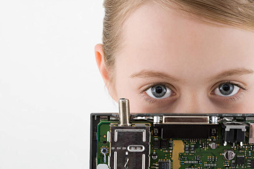 西方人,儿童,脸,头,脸颊,头发,一个人,站,横图,室内,特写,白天,白色背景,正面,纯洁,电路,欧洲,欧洲人,仅一个女性,仅一个人,阴影,反射,影子,棕色,注视,小孩,观察,看,站着,仅一个小孩,可爱,童年,童趣,遮,遮掩,摄影,影棚,观看,芯片,察看,掩盖,遮挡,关注,电板,童真,烂漫,无邪,遮盖,掩饰,天真,女孩,女人,女性,白种人,孩子,头部,长发,脸部,脸蛋,面部,站立,半身,彩图,影棚拍摄,拍摄,女生