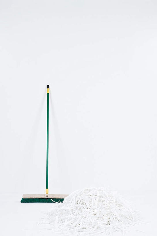 竖图,室内,特写,白天,白色背景,正面,静物,一堆,堆叠,堆积,工具,扫帚,纸屑,清洁,摄影,影棚,堆,扫把,碎纸,卫生,保洁,碎纸条,笤帚,半身,彩图,影棚拍摄,拍摄