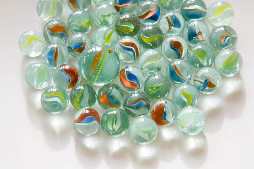 无人,横图,俯视,室内,特写,白天,白色背景,游戏,静物,玩具,一排,许多,阴影,整齐,反射,影子,玩,娱乐,弹珠,排列,休闲,益智,摄影,影棚,活动,队列,发泄,消遣,欣赏,智力,弹球,宣泄,美观,玩耍,嬉戏,彩图,高角度拍摄,影棚拍摄,拍摄