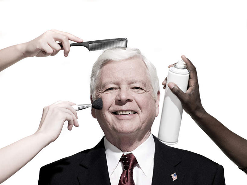 西方人,四个人,站,笑,微笑,露齿笑,横图,室内,特写,白天,白色背景,正面,衬衫,西装,欧洲,欧洲人,握,套装,正装,喷雾,领带,拿,梳子,拿着,注视,职业装,化妆刷,刷子,日用品,观察,看,站着,握着,摄影,影棚,腮红刷,观看,察看,美容工具,象征,庄重,关注,身份,彩妆刷,化妆工具,美发用品,正式,地位,老年男性,男人,男性,中年女性,白种人,站立,半身,彩图,影棚拍摄,衬衣,拍摄