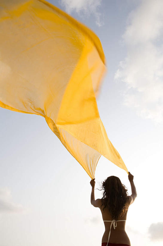 一个人,站,举,竖图,室外,白天,仰视,泳装,比基尼,旅游,度假,美景,印度,亚洲,仅一个年轻女性,仅一个女性,仅一个人,握,阴影,光线,丝绸,丝带,影子,景观,云,云朵,缎带,拿,云彩,拿着,娱乐,绸带,黄色,蓝色,白云,蓝天,天空,阳光,自然,天,托,站着,享受,休闲,景色,放松,握着,晴朗,自然风光,南亚,印度共和国,果阿,果阿邦,年轻女性,女人,女性,亚洲人,印度人,晴空,举起,举手,举着,向上举,向上伸,向上托,站立,半身,彩图,低角度拍摄,三点式,泳衣