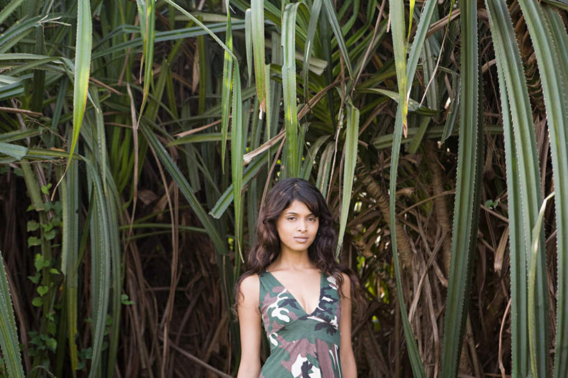 一个人,站,横图,室外,白天,正面,旅游,度假,美景,叶子,印度,亚洲,仅一个年轻女性,仅一个女性,仅一个人,服装,景观,绿叶,注视,休闲装,娱乐,衣服,自然,观察,看,站着,享受,休闲,休闲服,嫩叶,景色,放松,服饰,观看,察看,关注,自然风光,南亚,印度共和国,果阿,果阿邦,年轻女性,女人,女性,亚洲人,印度人,叶,叶片,站立,半身,彩图