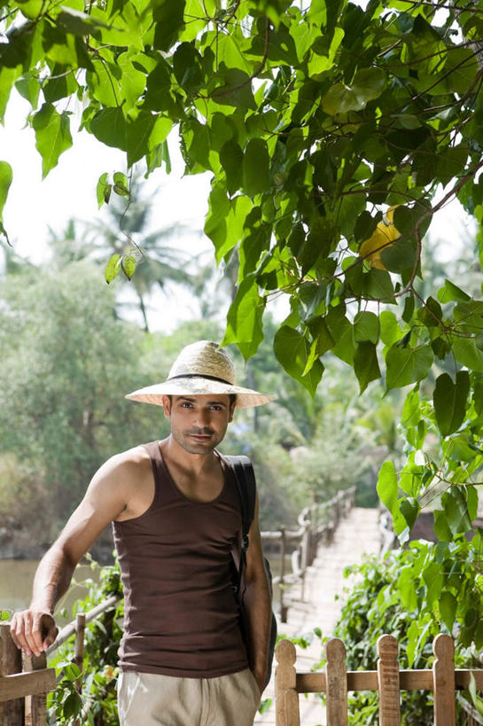 一个人,栏杆,站,竖图,室外,白天,正面,旅游,度假,美景,树林,植物,帽子,印度,亚洲,仅一个男性,仅一个人,服装,草帽,木板,栅栏,景观,篱笆,围栏,桥,木桥,注视,休闲装,娱乐,护栏,栈桥,树,树木,仅一个年轻男性,衣服,绿色,自然,观察,看,站着,享受,休闲,休闲服,景色,放松,服饰,生长,成长,观看,人行桥,木板桥,察看,关注,自然风光,南亚,印度共和国,果阿,果阿邦,男人,男性,年轻男性,亚洲人,印度人,站立,半身,彩图