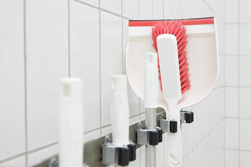 无人,工厂,横图,室内,白天,正面,厨具,一排,许多,整齐,瓷砖,工具,扫帚,墙,很多,干净,抹布,墙壁,墙面,畚箕,排列,白色,清洁,簸箕,扫把,卫生,队列,保洁,笤帚,洗涤用具,洗涤,彩图,工地,制造厂