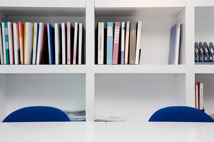 无人,办公室,横图,室内,白天,正面,看书,阅读,家具,桌子,书籍,椅子,一排,学习,整齐,并列,并排,办公桌,排列,会议椅,书本,书柜,看,书橱,读书,浏览,办公椅,队列,平行,办公家具,商务椅,培训椅,挡书板,书挡,书夹,书立,书,图书,彩图