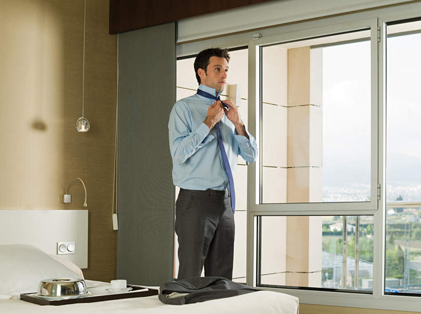 西方人,一个人,商务人士,商务男性,站,横图,室内,白天,正面,衬衫,植物,床,酒店,餐具,欧洲,欧洲人,仅一个男性,仅一个人,套装,碟子,盘,双人床,床单,领带,注视,被子,树,树木,仅一个年轻男性,绿色,自然,盘子,碟,观察,看,站着,生长,成长,观看,整理,察看,被单,象征,庄重,关注,商务装,身份,收拾,工薪阶层,正式,地位,整顿,清算,男人,男性,年轻男性,白种人,白领,上班族,站立,半身,彩图,衬衣,旅店