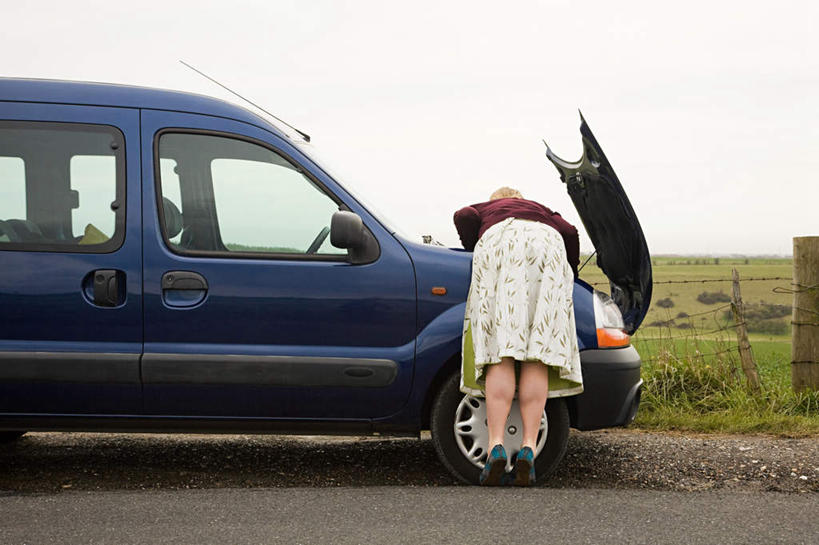 西方人,一个人,站,横图,室外,白天,草地,草坪,植物,汽车,欧洲,欧洲人,仅一个年轻女性,仅一个女性,仅一个人,一辆,弯腰,阴影,服装,检查,光线,影子,注视,休闲装,车,草,背面,衣服,蓝色,绿色,蓝天,天空,阳光,交通工具,轿车,天,低头,观察,看,站着,休闲,休闲服,服饰,晴朗,观看,踮脚,察看,关注,载具,抛锚,万里无云,弯身,年轻女性,女人,女性,白种人,晴空,晴空万里,站立,彩图,全身