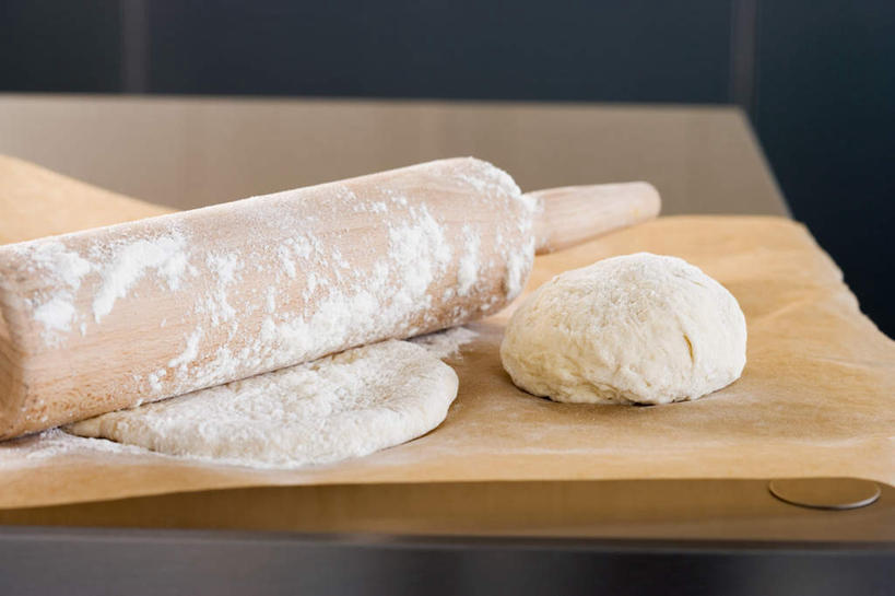 无人,横图,室内,特写,白天,正面,阴影,反射,木制,粉末,擀面杖,影子,面粉,案板,粮食,砧板,木制品,粉,农产品,原材料,粉状,彩图