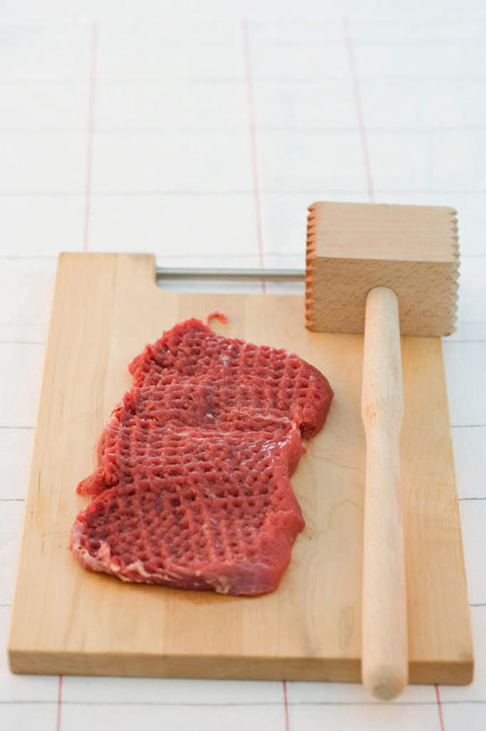 无人,竖图,俯视,室内,特写,白天,白色背景,敲打,木制,棍子,肉,牛排,牛肉,案板,肉类,砧板,一个,木制品,摄影,影棚,单个,肉食,彩图,高角度拍摄,影棚拍摄,拍摄