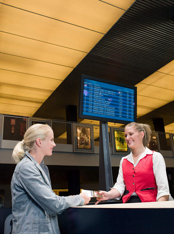 西方人,两个人,店员,商店,站,笑,微笑,露齿笑,竖图,室内,白天,仰视,桌子,电视,欧洲,欧洲人,吊挂,握,悬挂,服装,环保,朦胧,模糊,办公桌,挂,拿,拿着,注视,休闲装,商铺,一个,衣服,绿色,液晶电视,观察,看,站着,营业员,休闲,休闲服,清晰,握着,服饰,轻薄,能源,单个,观看,回收,资源,察看,关注,彩电,利用,便携,低碳,循环,彩色电视机,市肆,商号,销售人员,持续,年轻女性,女人,女性,白种人,售货员,电视机,站立,半身,彩图,低角度拍摄,店铺,高清,门票