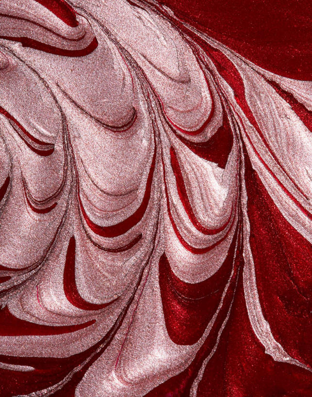 无人,竖图,俯视,室内,特写,白天,静物,阴影,装饰,反射,纹路,纹理,影子,指甲油,粉色,红色,华丽,修饰,点缀,肌理,衬托,美观,雅致,雅观,彩图,高角度拍摄