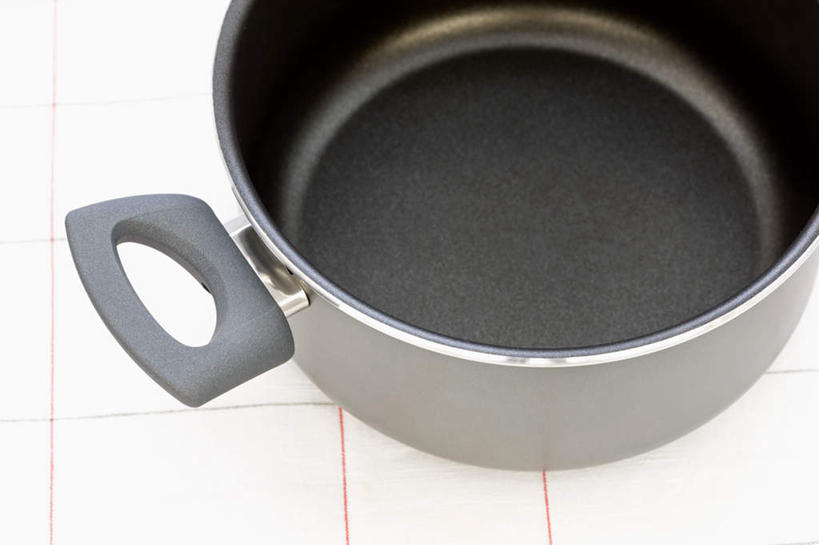 无人,横图,俯视,室内,特写,白天,烹饪,静物,厨具,金属制品,阴影,反射,金属,瓷砖,地砖,锅子,影子,地面,锅,一个,单个,锅具,烹饪用具,烹调用具,烹调,彩图,高角度拍摄