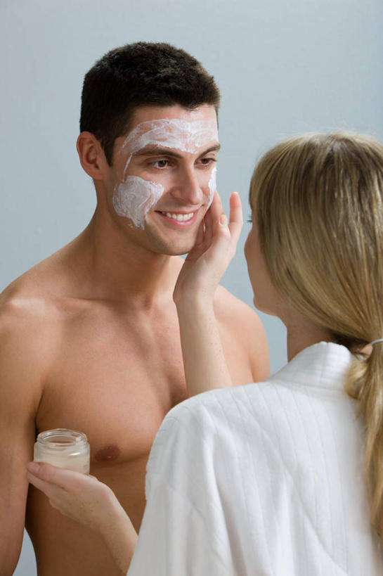 西方人,背部,两个人,站,笑,微笑,露齿笑,竖图,室内,白天,正面,浴袍,爱情,欧洲,欧洲人,擦,抚摸,握,阴影,灰色背景,反射,罐子,影子,浪漫,拿,拿着,注视,裸露,玻璃制品,一个,玻璃瓶,瓶子,观察,看,站着,温暖,温馨,恩爱,擦拭,握着,恋人,摄影,影棚,单个,观看,和睦,察看,关注,裸,润肤乳,揩擦,拭,男人,男性,年轻男性,年轻女性,女人,女性,白种人,情侣,站立,半身,彩图,影棚拍摄,汤帷子,浴衣,拍摄,伴侣,融洽,轻抚