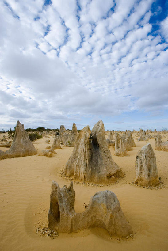 无人,公园,竖图,室外,白天,正面,旅游,度假,石头,美景,沙漠,山,山脉,澳大利亚,阴影,光线,石子,影子,地平线,景观,山顶,山峰,云,云朵,辽阔,地面,山峦,云彩,娱乐,蓝色,白云,蓝天,天空,阳光,自然,群山,天,享受,休闲,广阔,景色,放松,晴朗,一望无际,国家公园,自然风光,延伸,大洋洲,澳洲,沉积岩,南方大陆,天地相交,澳大利亚联邦,西澳大利亚,西澳大利亚州,无边无际,一马平川,颠峰,极峰,水成岩,南邦国家公园,大漠,砂漠,石块,岩石,晴空,彩图