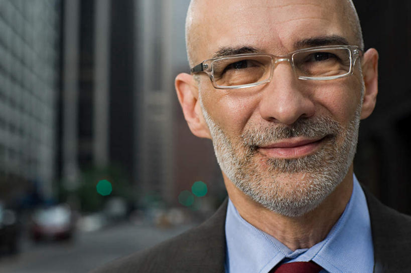 西方人,脸,头,脸颊,胡须,一个人,商务人士,商务男性,高楼大厦,笑,微笑,露齿笑,横图,室外,特写,白天,正面,衬衫,度假,安全,办公楼,美景,城市风光,城市,大厦,建筑,摩天大楼,写字楼,欧洲,纽约,美国,欧洲人,仅一个男性,仅一个人,仅一个中年男性,套装,朦胧,模糊,眼镜,景观,红绿灯,曼哈顿,领带,信号灯,交通,注视,娱乐,楼宇,观察,看,享受,休闲,商务楼,景色,放松,警示,绿灯,观看,察看,北美,北美洲,象征,庄重,关注,提示,美洲,商务装,身份,近视眼镜,流通,工薪阶层,交通信号灯,纽约州,帝国之州,帝国州,行人信号灯,北亚美利加洲,亚美利加洲,正式,地位,男人,男性,中年男性,白种人,头部,胡子,络腮胡,脸部,脸蛋,面部,白领,上班族,半身,彩图,衬衣,大楼,高层建筑,高楼,摩天楼,曼哈顿岛