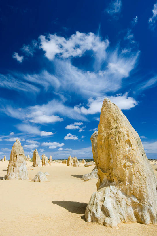 无人,公园,竖图,室外,白天,正面,旅游,度假,石头,美景,沙漠,山,山脉,澳大利亚,阴影,光线,石子,影子,景观,山顶,山峰,云,云朵,山峦,云彩,娱乐,蓝色,白云,蓝天,天空,阳光,自然,群山,天,享受,休闲,景色,放松,晴朗,国家公园,自然风光,大洋洲,澳洲,沉积岩,南方大陆,澳大利亚联邦,西澳大利亚,西澳大利亚州,颠峰,极峰,水成岩,南邦国家公园,大漠,砂漠,石块,岩石,晴空,彩图