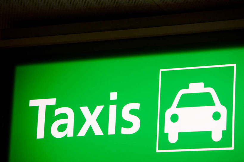 无人,横图,室外,特写,白天,正面,出租车,汽车,静物,阴影,光线,英文,标志,文字,影子,字符,字母,灯光,标识,车,交通工具,轿车,英文字母,载具,的士,计程车,彩图