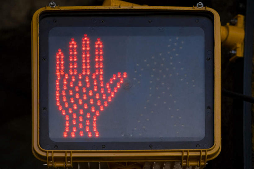 手,无人,横图,室外,特写,白天,正面,安全,红绿灯,信号灯,交通,警告,红色,手部,警示,单手,禁止,停止,提醒,提示,限制,暂停,流通,停滞,交通信号灯,行人信号灯,危险,彩图