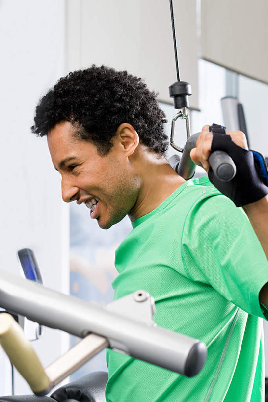 西方人,一个人,健身房,坐,举,竖图,室内,白天,侧面,运动服,锻炼,运动,欧洲,欧洲人,仅一个男性,仅一个人,仅一个中年男性,用力,服装,注视,娱乐,衣服,观察,看,托,享受,休闲,放松,服饰,观看,察看,衣着,穿着,关注,使劲,室内运动,举重机,举重床,衣饰,体育,男人,男性,中年男性,白种人,举起,举手,举着,向上举,向上伸,向上托,坐着,半身,彩图,健身,健身馆,运动装