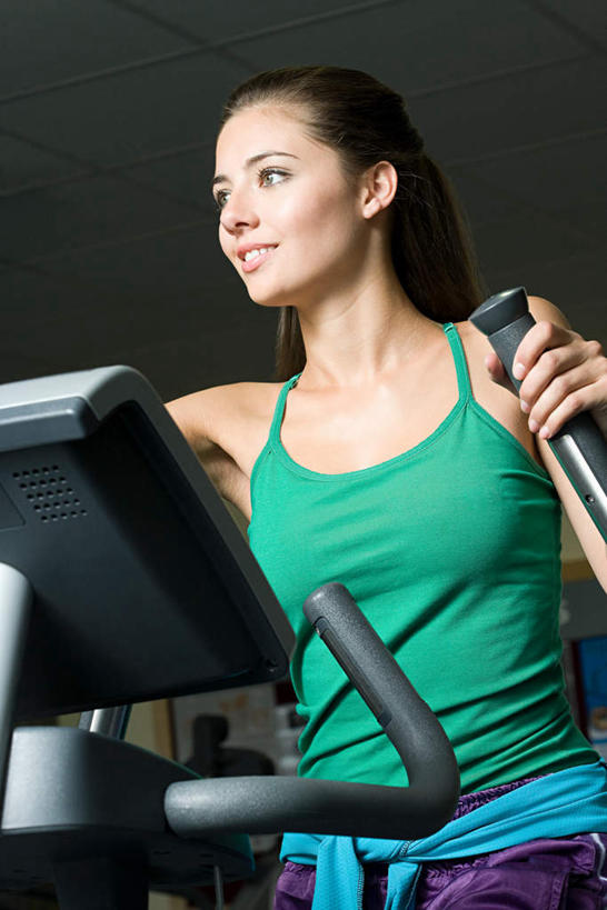 西方人,一个人,健身房,笑,微笑,露齿笑,竖图,室内,白天,仰视,运动服,锻炼,运动,欧洲,欧洲人,仅一个年轻女性,仅一个女性,仅一个人,握,服装,注视,娱乐,运动器械,衣服,观察,看,享受,休闲,健身器械,放松,握着,服饰,观看,察看,衣着,穿着,关注,健身器材,室内运动,衣饰,漫步机,太空漫步机,年轻女性,女人,女性,白种人,半身,彩图,低角度拍摄,健身,健身馆,运动器材,运动装