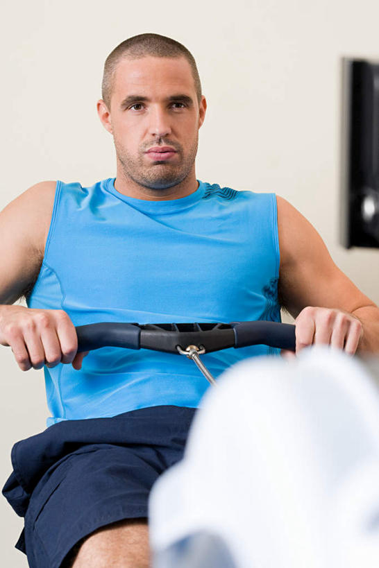 西方人,一个人,健身房,竖图,室内,白天,正面,运动服,锻炼,运动,欧洲,欧洲人,仅一个男性,仅一个人,仅一个中年男性,握,服装,朦胧,模糊,注视,娱乐,运动器械,衣服,蓝色,观察,看,享受,休闲,健身器械,放松,握着,服饰,观看,察看,衣着,穿着,关注,健身器材,室内运动,衣饰,划船器,划船机,男人,男性,中年男性,白种人,半身,彩图,健身,健身馆,运动器材,运动装