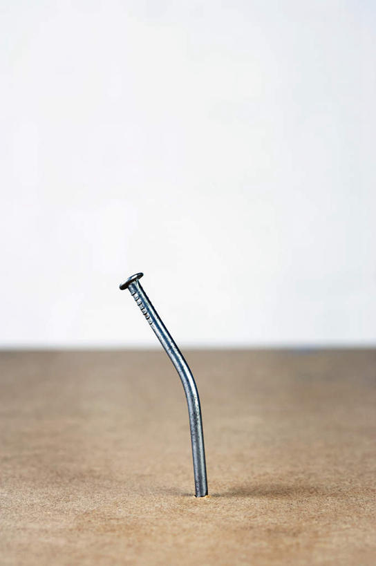 无人,竖图,室内,特写,白天,正面,桌面,桌子,静物,朦胧,模糊,木制,钉子,一个,木制品,单个,五金,紧固,牢固,彩图,稳固