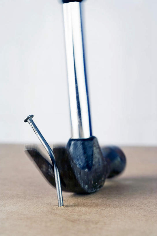 无人,竖图,室内,特写,白天,正面,静物,敲打,朦胧,模糊,锤子,钉子,工具,榔头,一个,单个,五金,变形,紧固,矫正,塑形,牢固,彩图,稳固