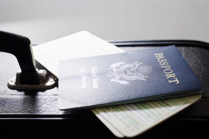 无人,横图,俯视,室内,特写,白天,白色背景,静物,一堆,阴影,堆叠,堆积,朦胧,模糊,反射,英文,标志,文字,影子,字符,字母,标识,摄影,影棚,堆,英文字母,护照,彩图,高角度拍摄,影棚拍摄,拍摄,机票