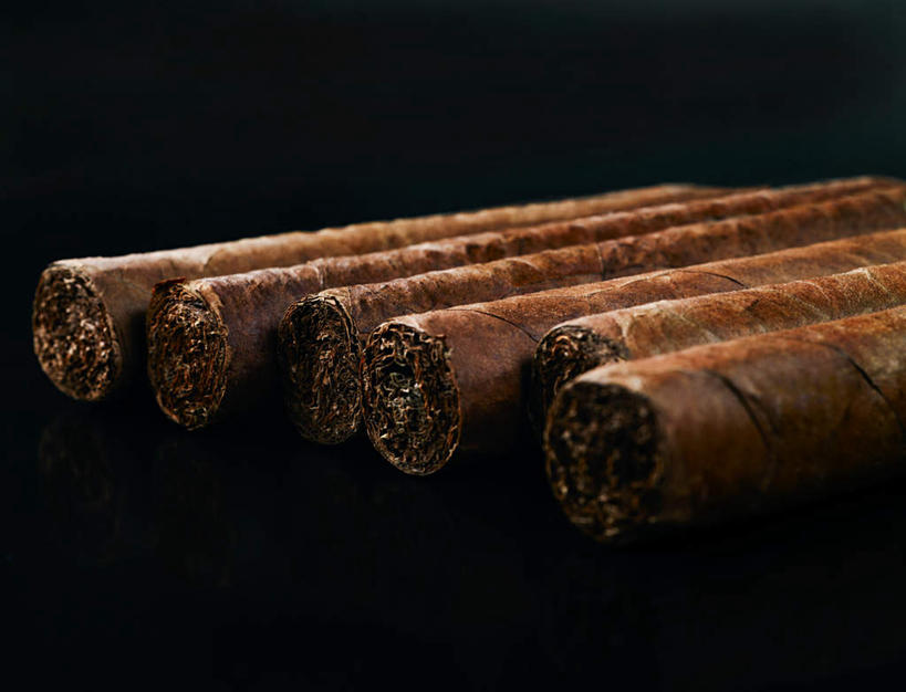 无人,横图,俯视,室内,特写,白天,静物,香烟,一排,阴影,黑色背景,整齐,反射,影子,排列,享受,雪茄,烟,摄影,影棚,五支,队列,淡定,从容,烟草,彩图,高角度拍摄,影棚拍摄,拍摄