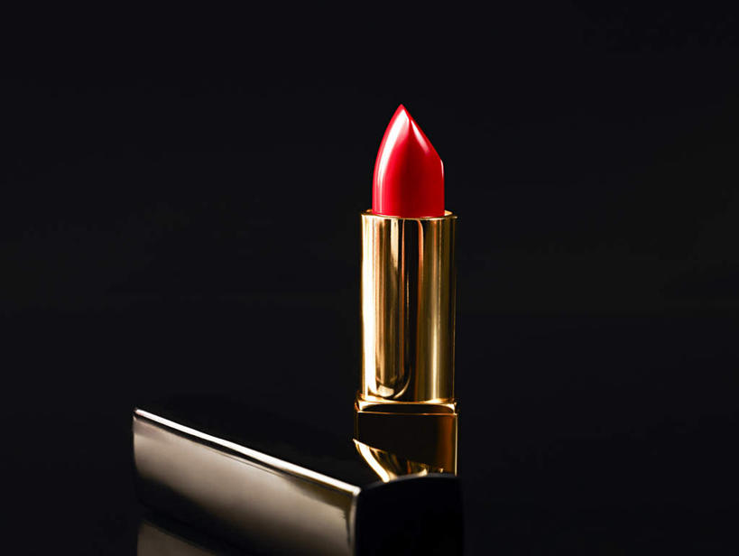 无人,横图,室内,特写,白天,正面,化妆,美容,静物,护肤,阴影,黑色背景,反射,影子,红色,口红,保养,享受,休闲,放松,保健,摄影,影棚,一支,养颜,彩图,影棚拍摄,拍摄