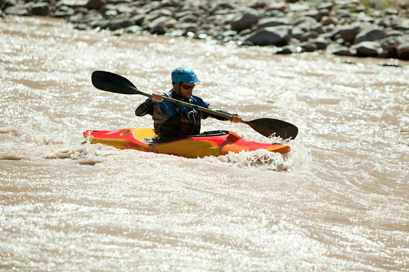 划船,西方人,一个人,坐,横图,室外,白天,正面,旅游,度假,河流,石头,美景,水,轮船,船,帽子,阿根廷,欧洲,欧洲人,仅一个男性,仅一个人,服装,船桨,石子,头盔,河水,景观,水流,注视,休闲装,娱乐,仅一个年轻男性,衣服,自然,安全帽,交通工具,观察,看,享受,休闲,休闲服,景色,南美,放松,服饰,观看,察看,南美洲,拉丁美洲,关注,自然风光,载具,美洲,沉积岩,亚美利加洲,南亚美利加洲,阿根廷共和国,荡舟,门多萨,水成岩,门多萨省,男人,男性,年轻男性,白种人,石块,岩石,坐着,彩图,全身